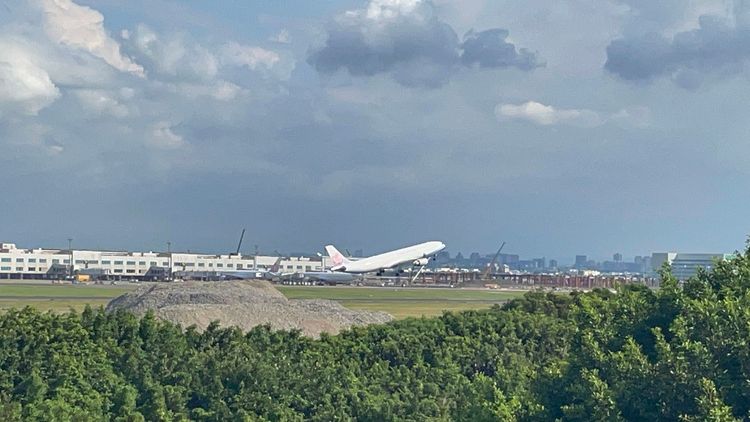 奇跡咖啡看飛機起降。張沛森攝