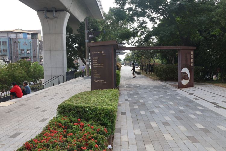 原火車行駛的鐵道現已改成休憩徒步區，街友都會在此盤據。張喆喜攝