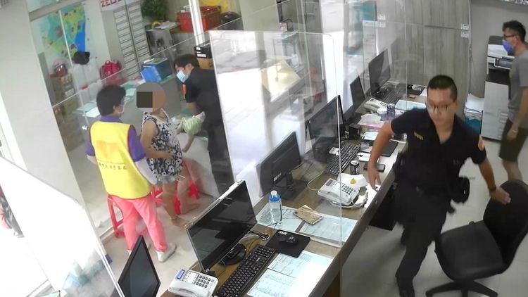 警員得知情況緊急，立即拿鑰匙開警車護送就醫。中壢警分局提供