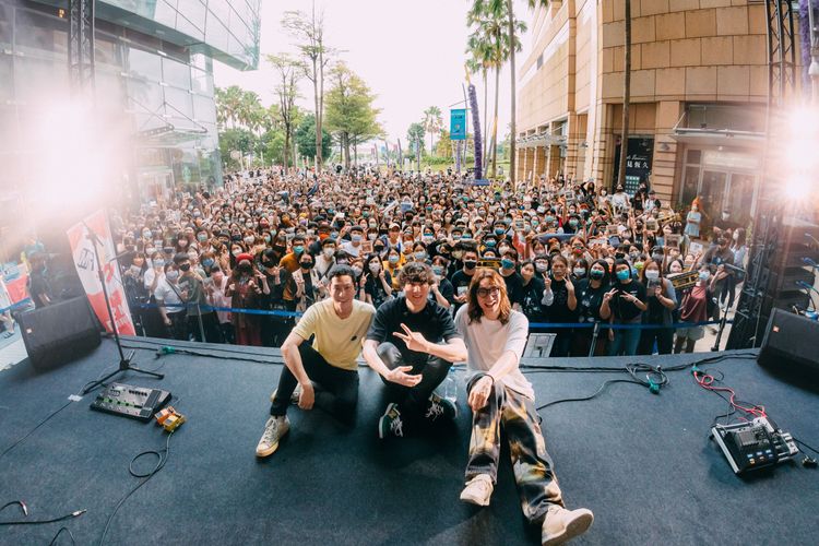 宇宙人高雄簽唱會吸引滿滿歌迷。相信提供