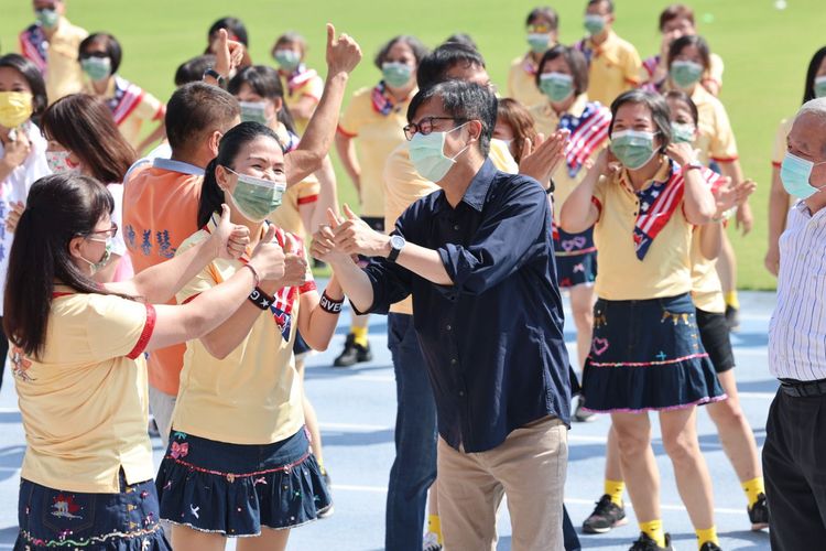 陳其邁今上午到全民運動嘉年華活動，與民眾一起跳排舞。高市府提供