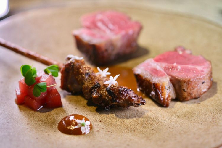 主廚將LUMINA羊排以兩種不同的烹調手法展現豐富的料理特色。陳志淵攝