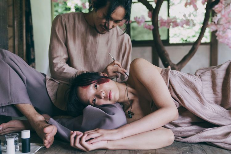  姚淳耀（左）與王渝屏在《我願意》有窒息式性愛。絡思本娛樂製作提供