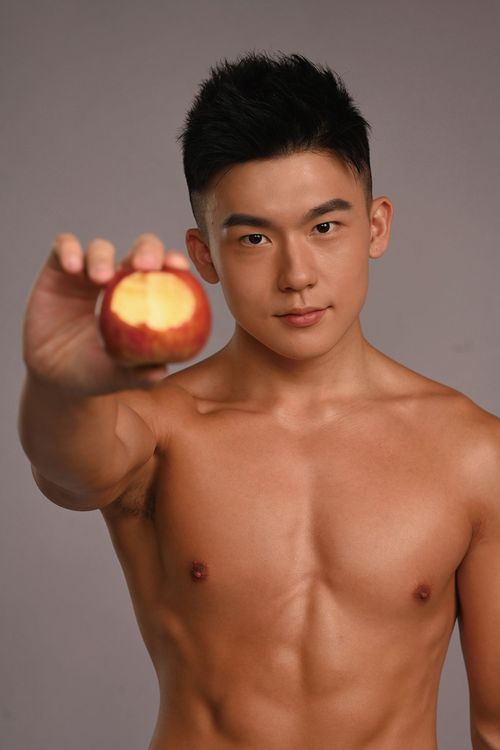 「犬系男友」洪仕晟推出新書《斷食低碳全攻略》。台灣角川、馬棋朵提供