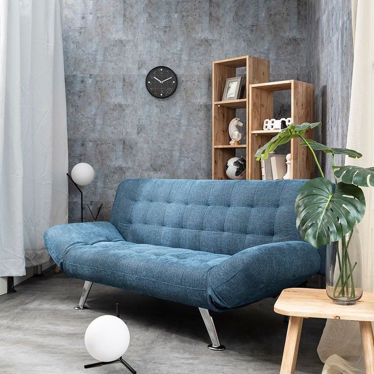 海藍時尚機能式防潑水沙發床，原價1萬2800元，會員價8999元。業者提供