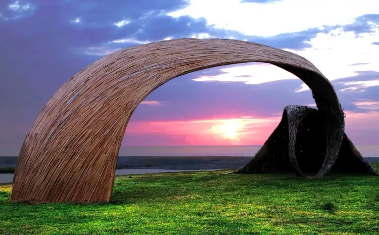 「交織」，設置於秀姑巒溪出海口。花蓮縣文化局提供