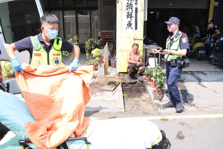 救護車到場準備送醫。張喆喜攝