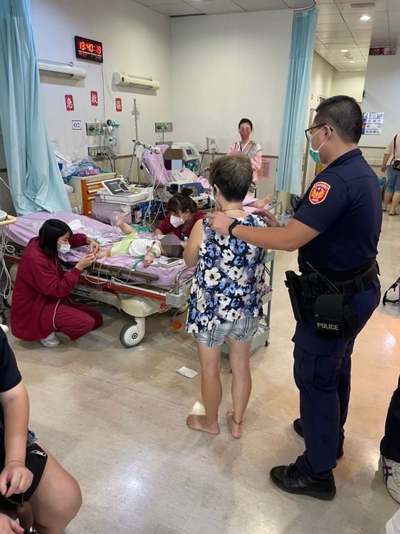 婦人在醫院焦急等待。中壢警分局提供