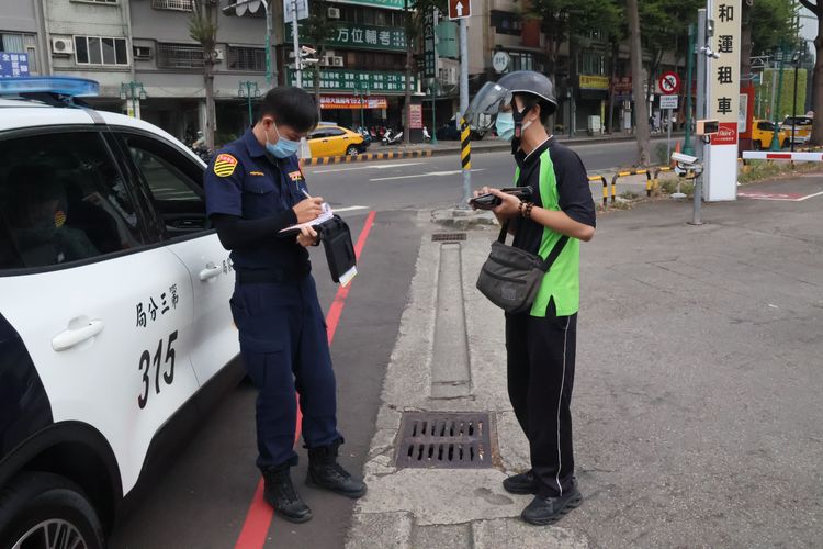 陳警訓斥王男後直接開單。張喆喜攝