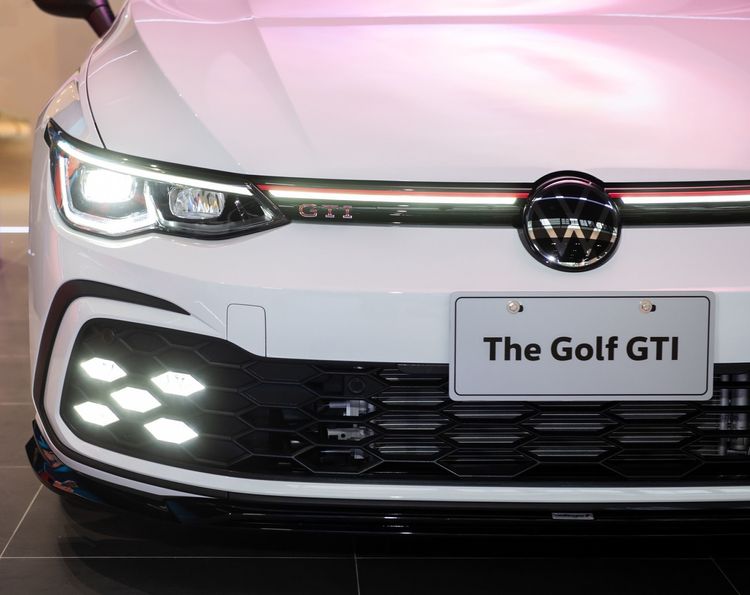 Golf GTI標準版提供加價選配限量100組的「GTI專屬運動套件」，包含三件式Oettinger運動風格套件、19吋雙輻旋壓輕量化輪圈與倍耐力P zero高性能胎。業者提供