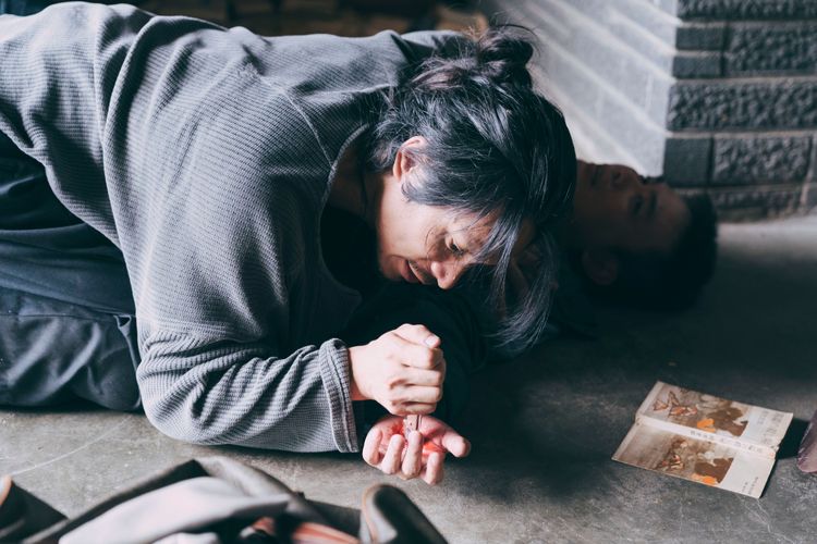 姚淳耀（左）在《我願意》遭楊大正襲擊。絡思本娛樂製作提供