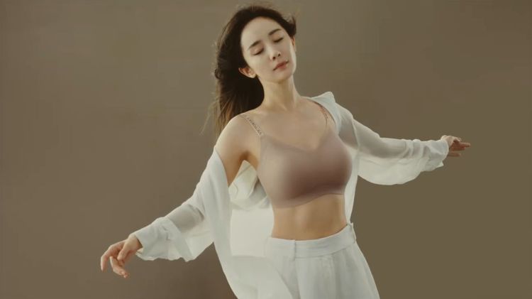 楊冪纖細體態下卻藏著超有料身材。翻攝楊冪微博