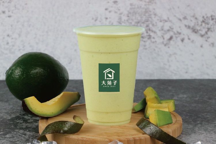 大苑子許慶良酪梨鮮奶回歸，中杯售價70元。業者提供