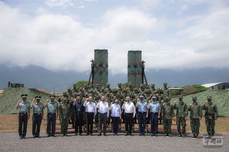 總統蔡英文（中）在秋節前夕赴花蓮慰勉國軍，到空軍防空613營2連聽取天弓三型防空飛彈等相關簡報。中央社