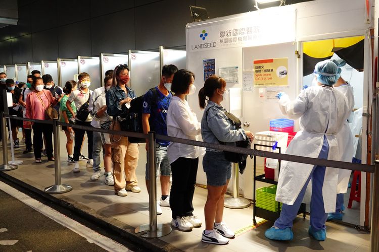 機場入境旅客實施唾液採檢。施昂強攝