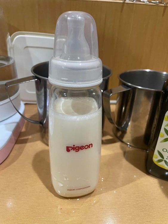 奶瓶品牌名叫「貝親」，與8千的台語幾乎一樣。翻攝《爆廢2公社》