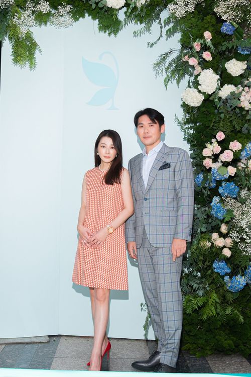 陳怡蓉以肉身體驗機器，力挺老公薛博仁。聖緹雅醫療集團提供