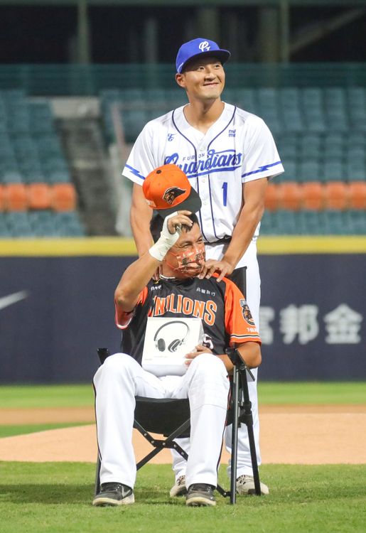 統一潘武雄(左)生涯最後一次在新莊出賽，富邦隊長林哲瑄幫忙按摩。  富邦悍將提供