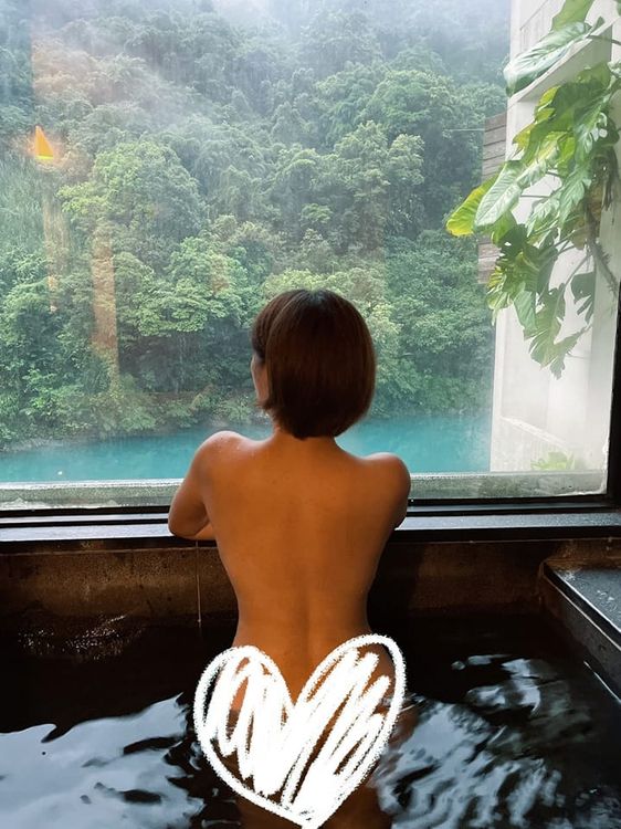 劉芯彤分享自己這張全裸的泡湯照，無奈屁股的無碼版已被先生手滑外流。翻攝劉芯彤臉書