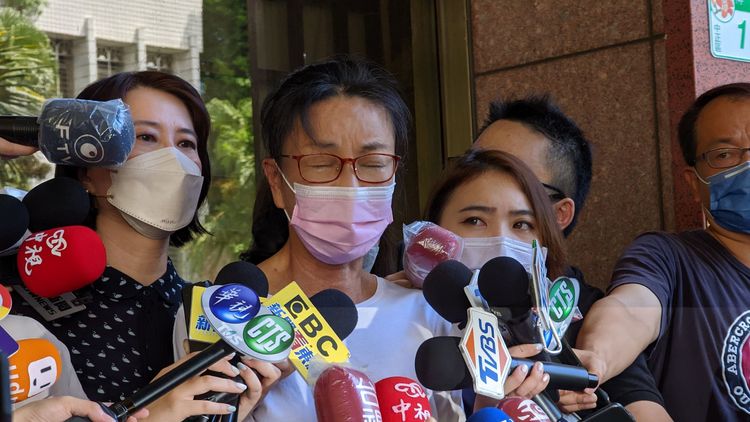 張淑娟現身後聲淚俱下，堅決對周玉蔻提告