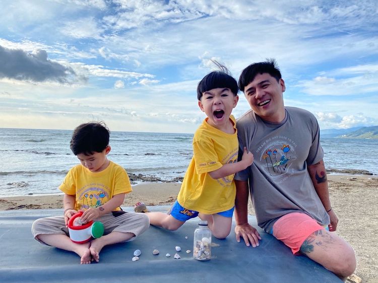 竇智孔（右）常帶兒子們去露營。夢田影像提供