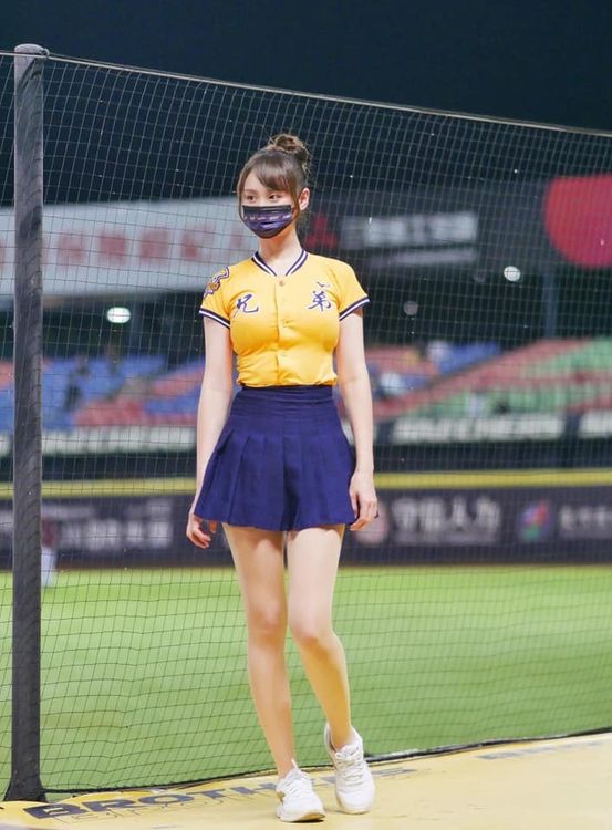 短今生日這天穿著緊身的黃色戰袍，豐滿曲線展露無遺。翻攝短今IG