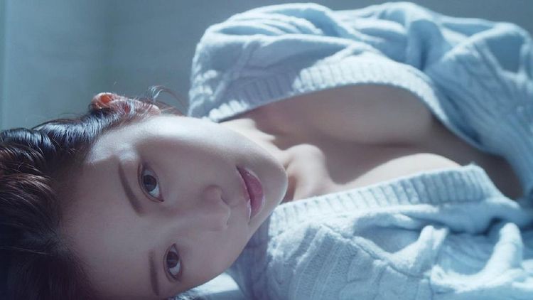 鄭家純側躺露出半球讓網友讚有誠意。翻攝鄭家純IG