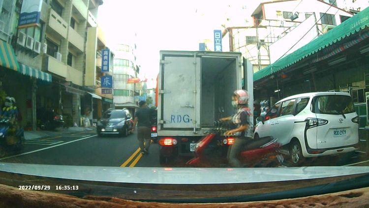 讀者邱先生見小貨車停下，趕緊上前提醒。邱先生提供
