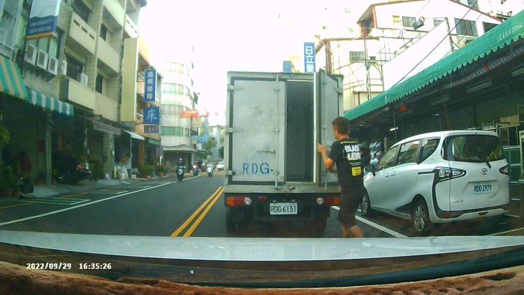 駕駛被提醒後，才趕緊下車關緊貨門。邱先生提供