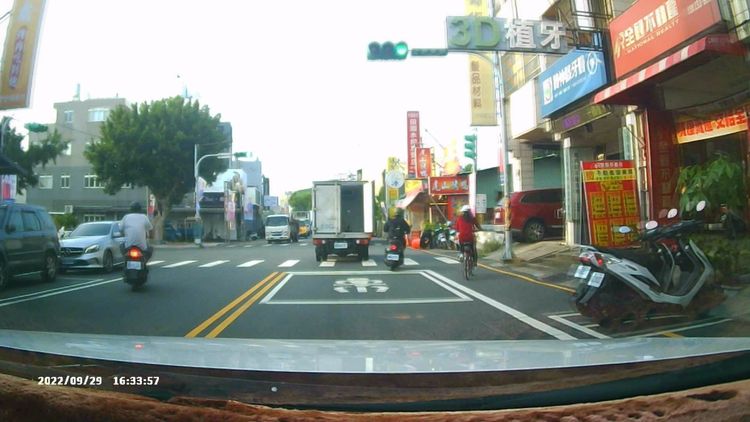 貨門開開關關，還險些打中一旁騎士。邱先生提供