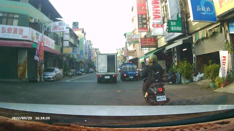 小貨車還差點波及一旁瓦斯載運車。邱先生提供