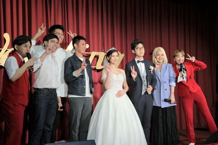 婚禮中，邀請賓客上台與戴愛玲（右二）合照留念。東森綜合提供