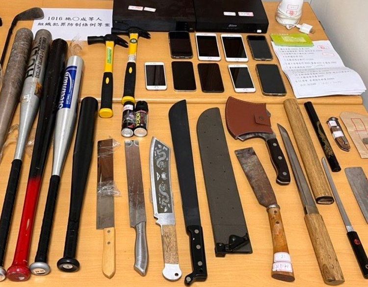 警方查扣大批刀械棍棒。警方提供