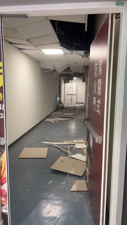 強震造成夢時代百貨牆柱龜裂，樓梯間漏水。翻攝臉書高雄點