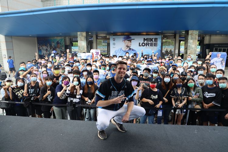 富邦羅力在風雨中舉辦簽名會。  富邦悍將提供