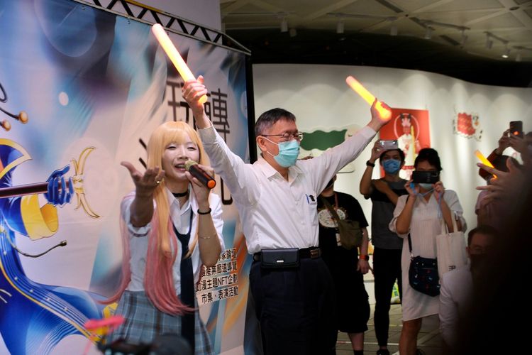 柯文哲下午參觀龍山文創基地,體驗動漫活動。陳志淵攝