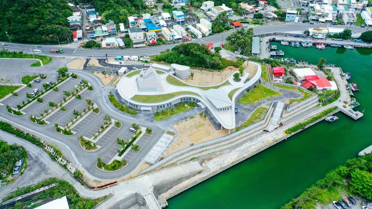 台東大武漁港旁興建的南迴驛園區為東部最大的公路休息站。古和純攝