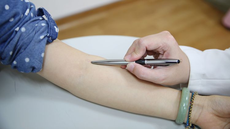 尺澤穴在手肘陰面的凹窩處，是肺經中「水性」最好的大穴道。花蓮慈濟醫院提供