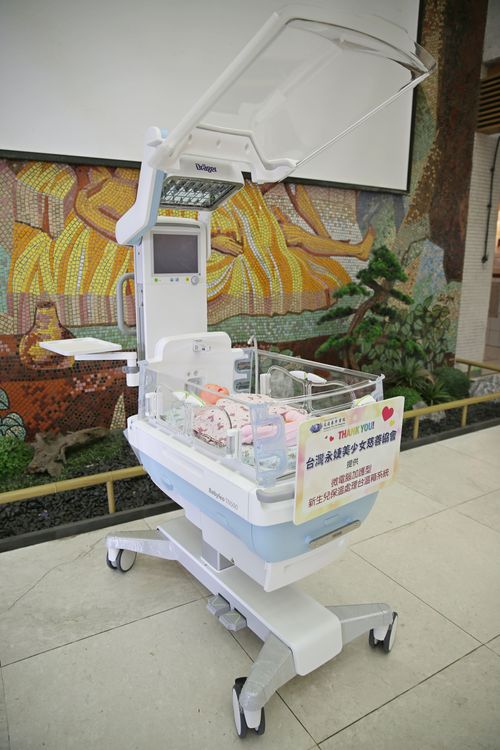最新型的微電腦加護型新生兒保溫處理台溫箱系統。慈願提供