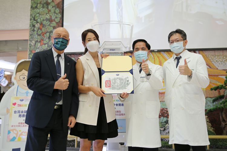 賈永婕與公公王明德出席捐贈儀式，花蓮慈濟由院長林欣榮（左二）與小兒部主任張宇勳代表接受。慈願提供
