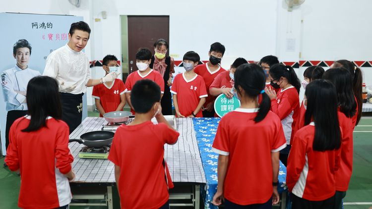 陳鴻應邀到花蓮壽豐國小帶孩子烹調，並請文健站長者一起同歡。台灣待用課程協會提供