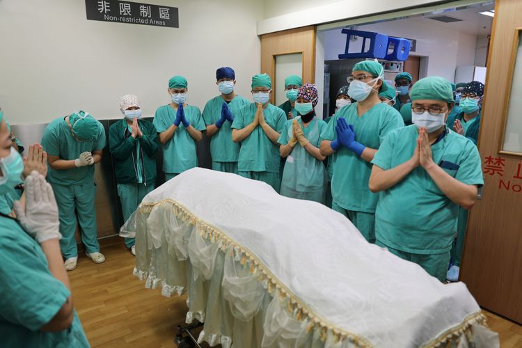 醫護人員合十感謝老農大愛。花蓮慈濟醫院提供