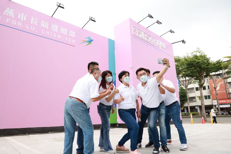 盧秀燕競選總部七大總幹事們在粉紅燕子總部外合影。盧秀燕競總提供