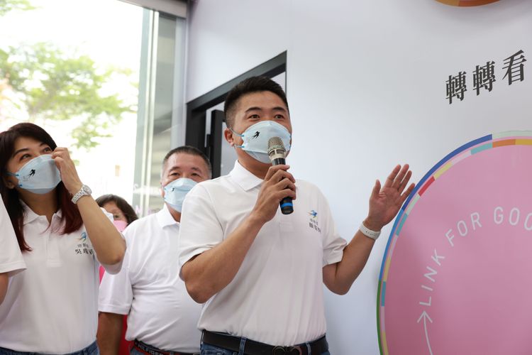 盧秀燕競總總幹事顏寬恒說明轉動台中的九大政績。盧秀燕競總提供