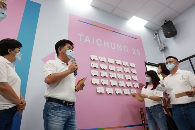 盧秀燕競總總幹事陳政顯說明台中29區區域均衡發展。盧秀燕競總提供