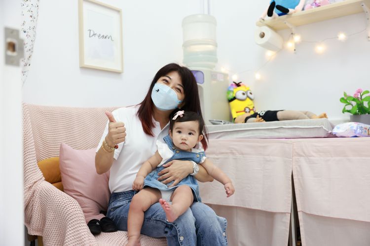 總幹事吳瓊華介紹粉色競總內的哺乳室，內有尿布台、玩具跟舒適沙發，是嚴肅競總難得一件的柔性角落。盧秀燕競總提供