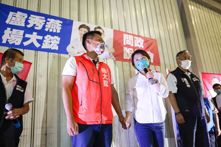 盧秀燕在台上推薦市議員參選人楊大鋐。盧秀燕競選總部提供