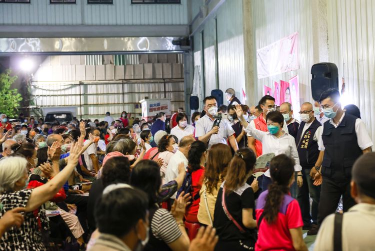 盧秀燕進場時受到鄉親熱烈歡迎。盧秀燕競選總部提供