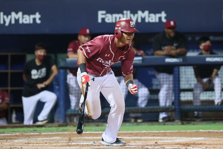 楊晉豪轉戰樂天首戰，從前隊友羅力手中擊出2安打。　鄭孟晃攝