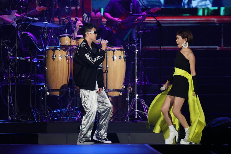 彭佳慧（右）演唱會，14歲兒子登台一起表演。鄭孟晃攝